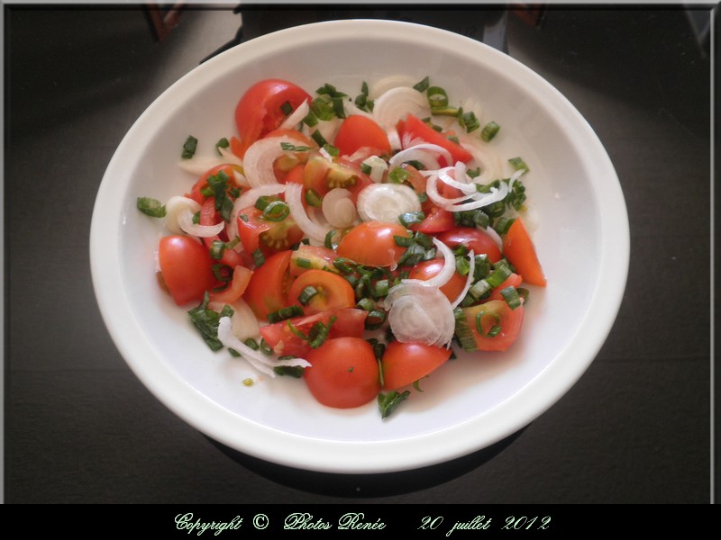 SALADE DE TOMATES AUX QUEUES D OIGNONS